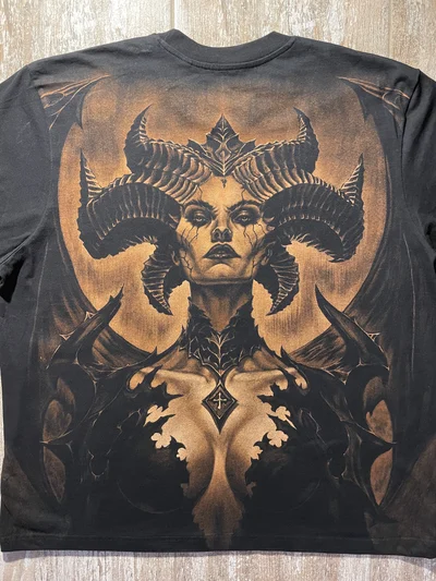 Nähere Ansicht des Lilith Diablo 4 Bleach-Art-T-Shirts mit detailreichem Rückendesign
