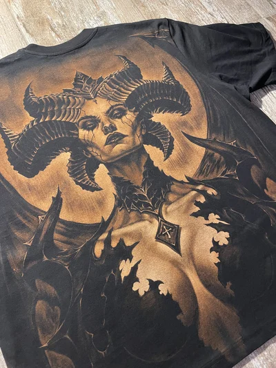 Seitliche Ansicht des schwarzen Lilith Diablo 4 T-Shirts mit großem Bleach-Art-Motiv auf der Rückseite