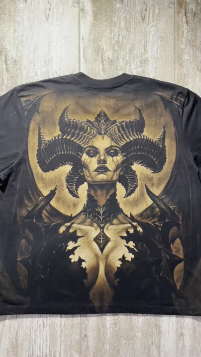 Lilith Diablo 4 Bleach-Art-T-Shirt in Bewegung mit handgemaltem Rückendesign