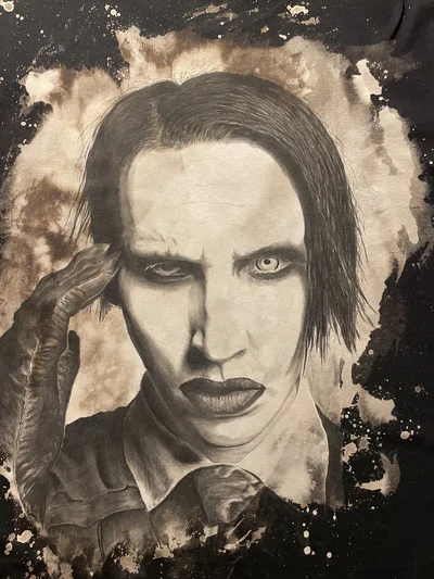 Nahaufnahme des handgemalten Marilyn-Manson-Porträts mit schwarzer Textilfarbe und Bleach-Details