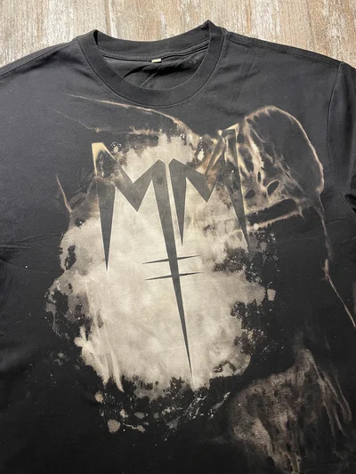 Nahaufnahme des Marilyn-Manson-MM-Logos auf der gebleichten Fläche der Vorderseite