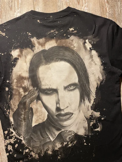 Nähere Rückansicht des Marilyn Manson T-Shirts mit Porträt und markanten Bleach-Drips