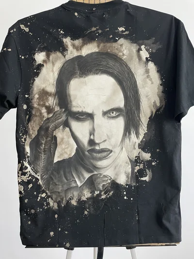 Vollständige Rückansicht des Marilyn Manson T-Shirts mit Porträt bei natürlichem Tageslicht