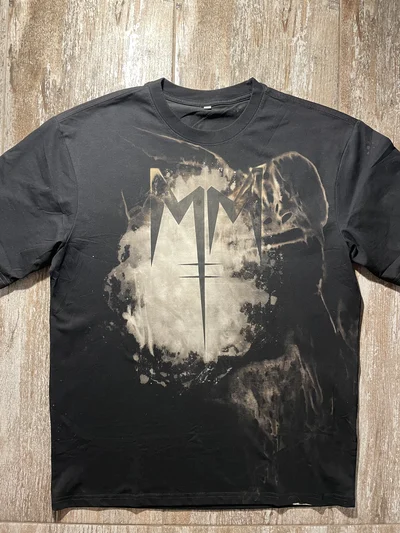 Vollständige Vorderansicht des schwarzen Marilyn Manson T-Shirts mit handgemaltem MM-Logo