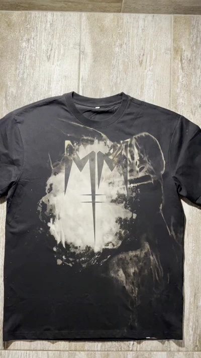 Video der Vorderseite eines Marilyn Manson T-Shirts mit handgemaltem MM-Logo