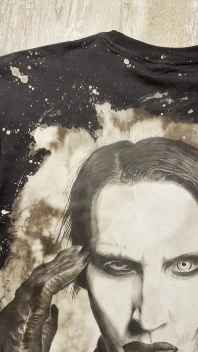 Video des handgemalten Marilyn-Manson-Porträts auf der Rückseite eines Bleach-Art-T-Shirts