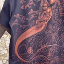 Video mit Vorder- und Rückansicht eines handgemalten Mermaid Bleach Art Baumwoll-T-Shirts