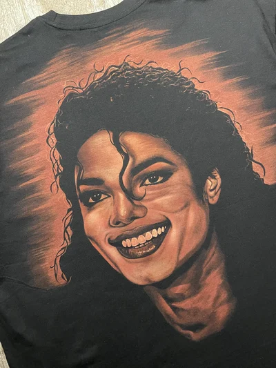 Nahaufnahme des Michael Jackson Bleach Art Porträts mit seinem Lächeln und detaillierten Gesichtszügen