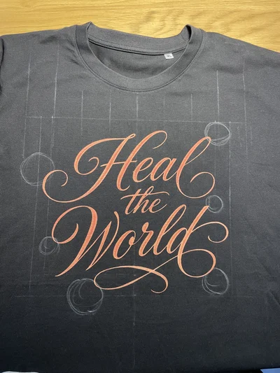 Vollständige Vorderansicht des Michael Jackson T Shirts mit handgemaltem Heal the World Schriftzug
