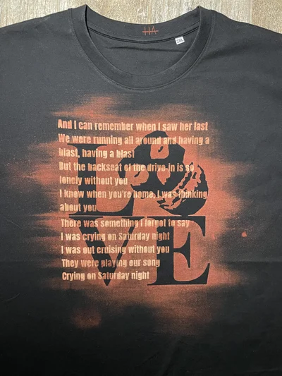 Nahaufnahme des Misfits Fiend Skull LOVE Designs mit Zeilen aus dem Song Saturday Night