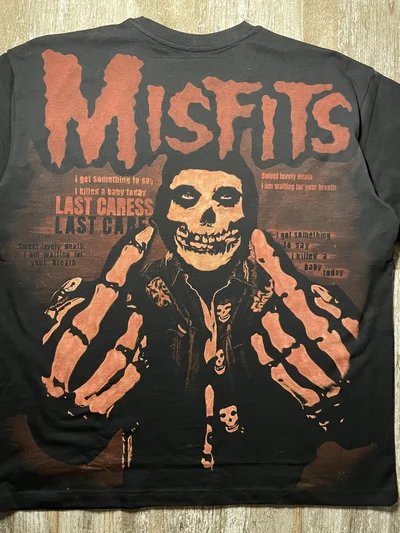 Nähere Rückansicht des Misfits Bleach Art Designs mit Glenn Danzig im Totenkopf Make up und dem Bandlogo