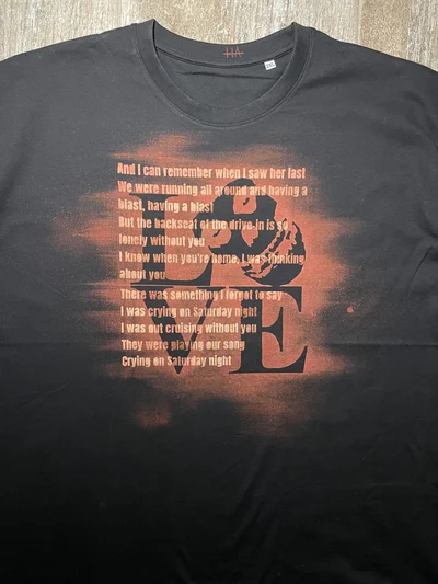 Nähere Ansicht des vorderen Bleach Art Designs mit dem Fiend Skull als Buchstabe O im Wort LOVE