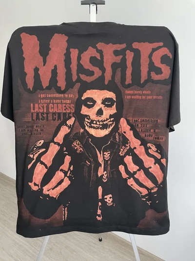 Vollständige Rückansicht des Misfits T Shirts bei Tageslicht mit Glenn Danzig Porträt und warmen Bleach Art Farbtönen