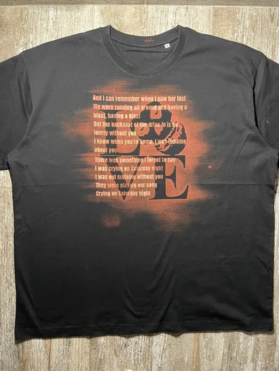 Vollständige Vorderansicht des Misfits T Shirts mit LOVE Schriftzug, Fiend Skull und Referenzen an den Song Saturday Night