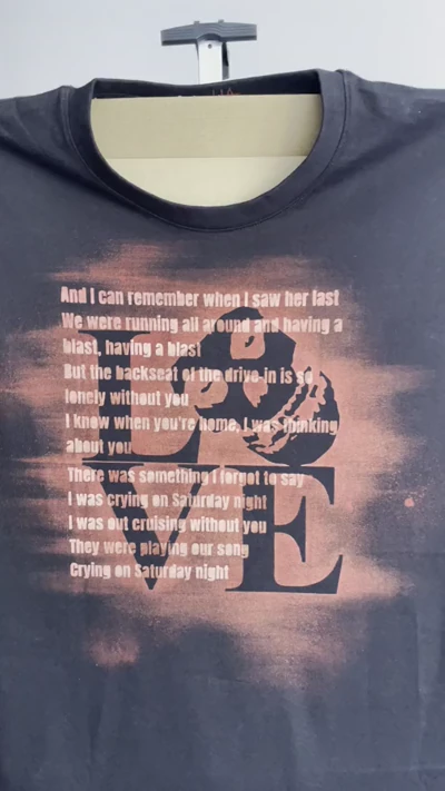Video des Misfits Fiend Skull LOVE Designs bei Tageslicht mit natürlichen Bleach Art Farben und sichtbarer Stoffstruktur