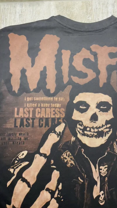 Video mit der vollständigen Rückseite eines Misfits T Shirts und einem handgemalten Glenn Danzig Porträt im Totenkopf Make up
