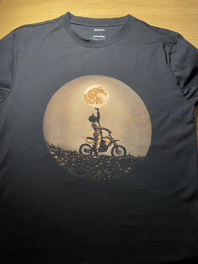 Gesamtansicht eines schwarzen handgemachten Bleach Art T-Shirts mit Motorradfahrer und Mond Motiv