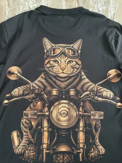 Detailaufnahme des handgemalten Biker Katze T-Shirts mit Honda Motorrad Motiv auf schwarzer Baumwolle