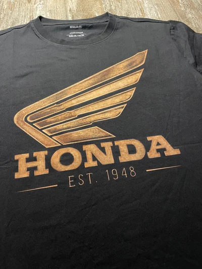 Detailaufnahme des Honda Logos auf der Vorderseite des schwarzen Biker Katze T-Shirts