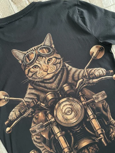 Nahaufnahme der Biker Katze auf einem Honda Motorrad – handgemaltes Katzen T-Shirt im Detail