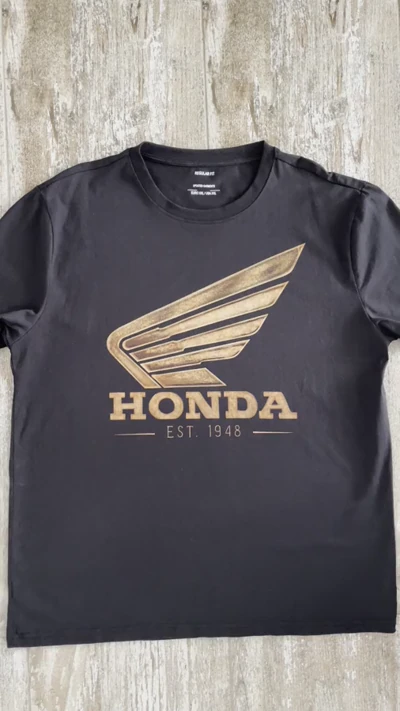 Vorderseite des handgemalten Biker Katze T-Shirts mit Honda Logo – komplette Ansicht