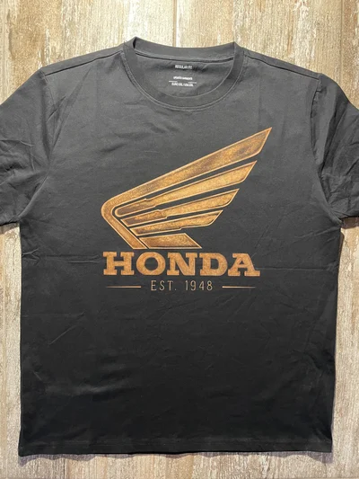 Vorderseite des handgemalten Biker Katze T-Shirts mit Honda Logo – komplette Ansicht