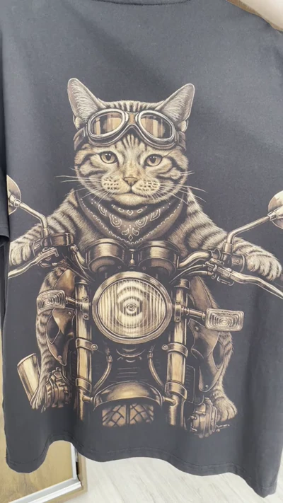Biker Katze T-Shirt mit Honda Motorrad Motiv auf der Rückseite im Sonnenlicht – komplette Ansicht