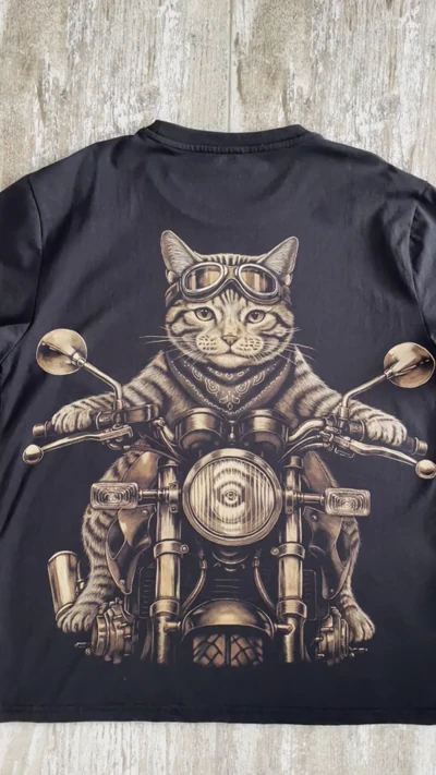 Handgemaltes Biker Katze T-Shirt mit Honda Motorrad Motiv auf der Rückseite – komplette Ansicht