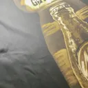 Nahaufnahme-Video einer retro-atomaren Bleach-Art-Illustration auf der Rückseite eines T-Shirts