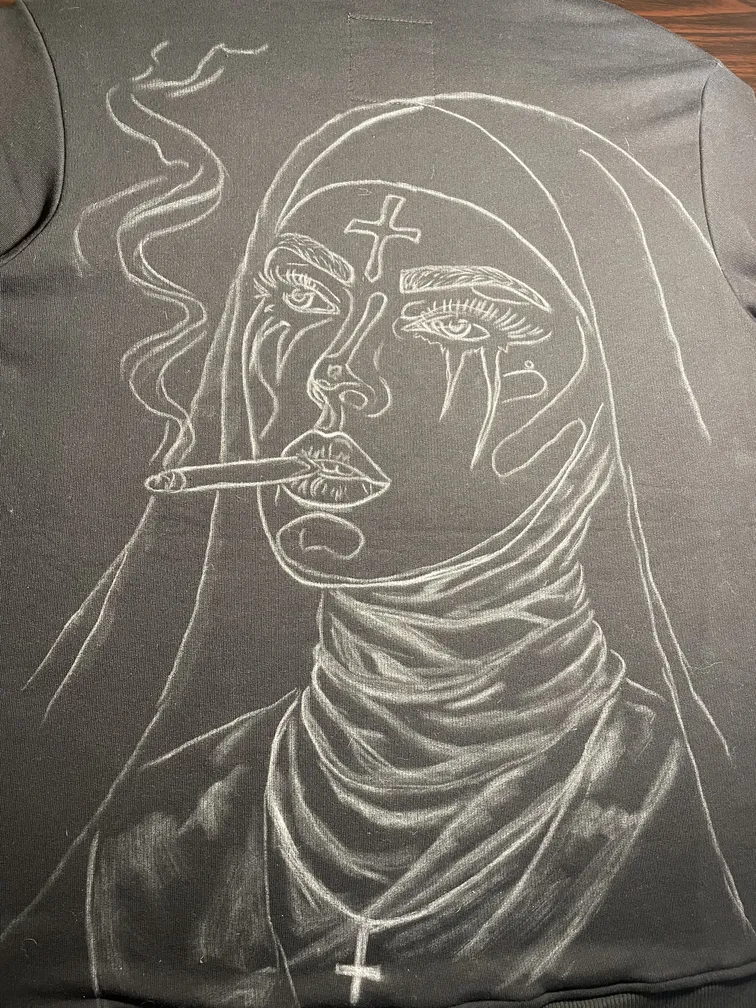 Kreideskizze einer Nonne mit Zigarette auf einem Hoodie vor dem Bleach-Art-Prozess