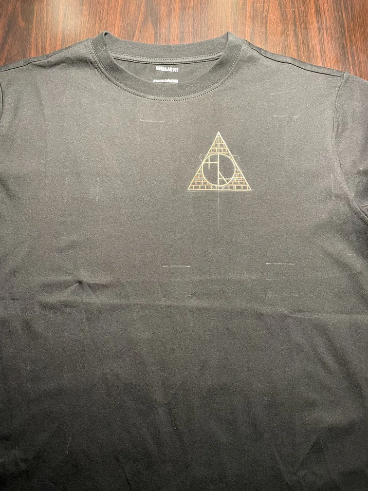 Vorderansicht eines T-Shirts mit dem Helen Oben Art Logo in pyramidenförmigem Design