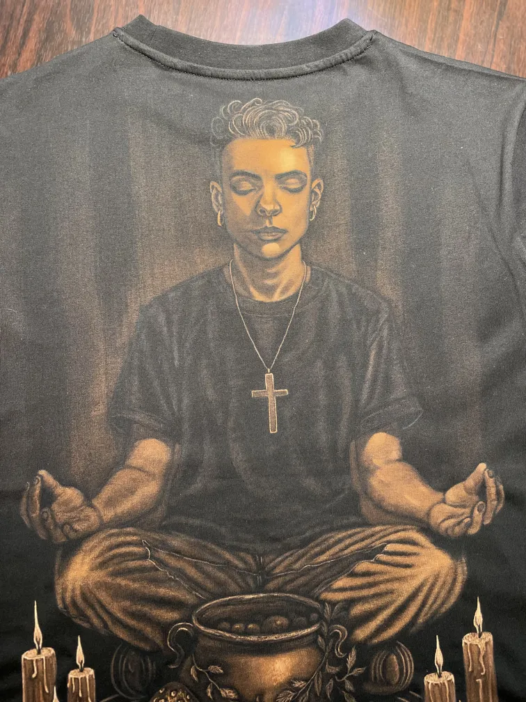 Okkulte Zeremonie-Illustration im Bleach-Art-Stil auf der Rückseite eines T-Shirts