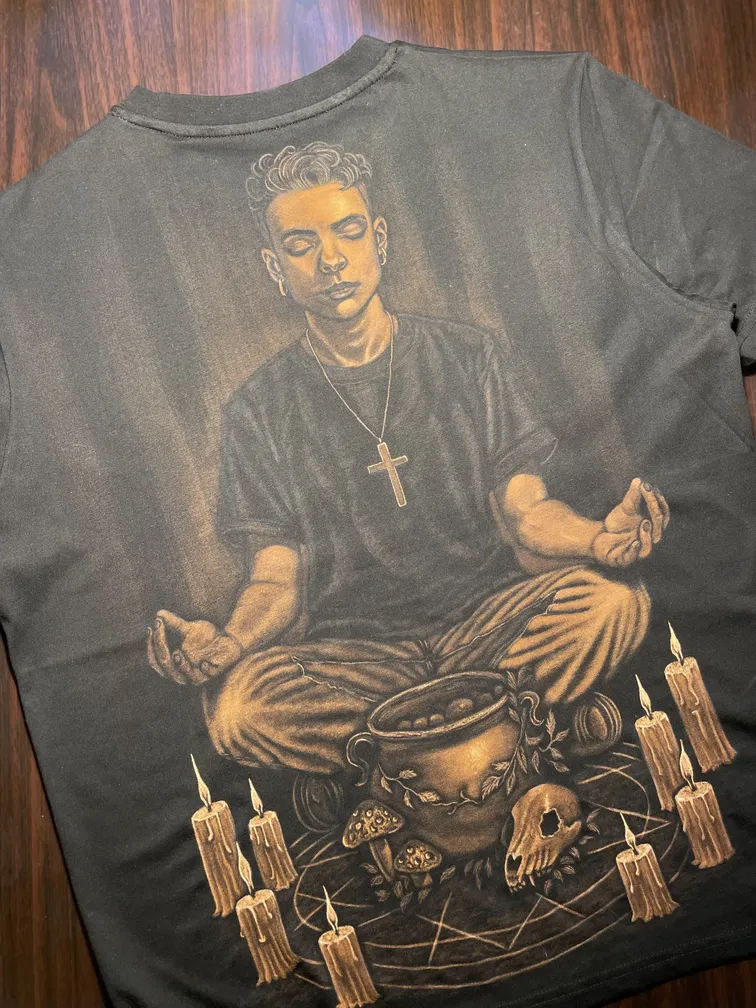 Okkultes Ritualmotiv in Bleach-Art-Technik auf der Rückseite eines schwarzen T-Shirts