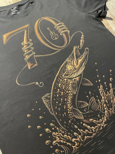 Handgemaltes Angler T-Shirt zum 70 Geburtstag mit dynamischem Hecht Motiv