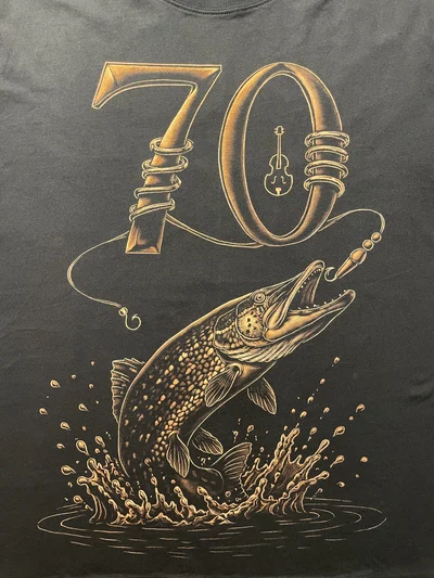Nahaufnahme eines springenden Hechts und der Zahl 70 auf einem T Shirt Angeln