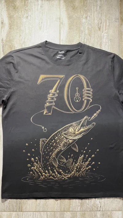 Video eines handgemalten T Shirt Angeln 70 Geburtstag mit Hecht Motiv
