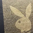 Video-Nahaufnahme eines Bunny-Motivs im Bubble-Wrap-Stil, gemalt mit Bleach Art auf schwarzem Baumwoll-T-Shirt