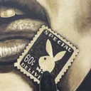 Video der Rückseite eines Bleach-Art T-Shirts mit einer Illustration inspiriert von einem Vintage-Playboy-Magazinmotiv, in dem eine Frau eine Briefmarke mit Bunny-Symbol ableckt