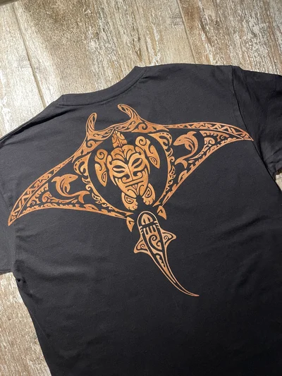 Rückseite des polynesischen T-Shirts aus einem anderen Blickwinkel mit großem Rochenmotiv