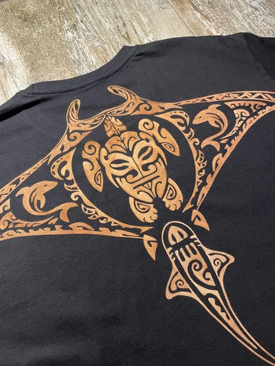 Nahaufnahme der Rochen-Bleach-Art mit Schildkröte, Delfinen und haiähnlichem Schwanz