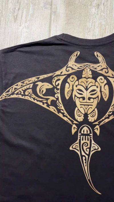 Video der vollständigen Rückseite eines polynesischen T-Shirts mit handbemaltem Rochenmotiv