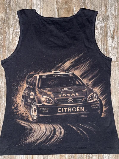 Rückansicht des Rallyeauto Tanktops mit detailliertem Rallyewagen Artwork