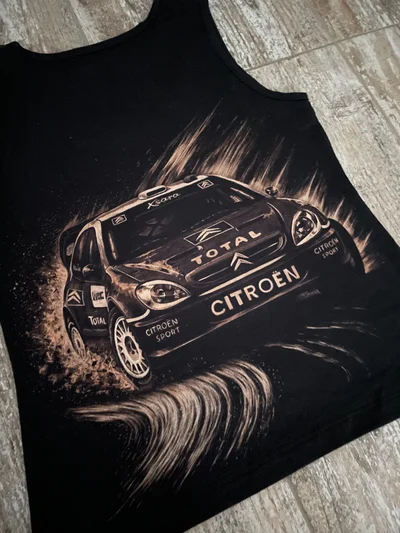Nahaufnahme des handgemalten Citroën Rallyeautos auf schwarzem Bleach Art Tanktop