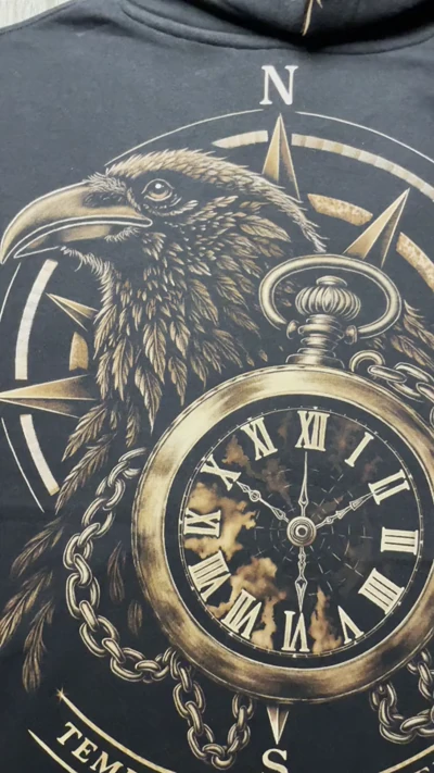 Nahaufnahme des Bleach Art Rückendesigns mit Rabe und Taschenuhr auf einem schwarzen Gothic Hoodie