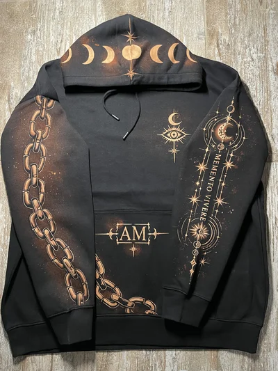 Vorderansicht eines schwarzen Bleach Art Hoodies mit Motiven auf Kapuze, Brust, Tasche und Ärmeln sowie Ketten und himmlischen Symbolen