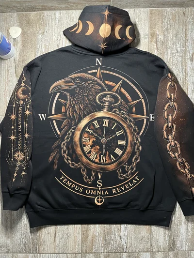 Vollständige Rückansicht eines schwarzen Gothic Bleach Art Hoodies mit Rabe und Taschenuhr, Mondphasen auf der Kapuze und Motiven auf beiden Ärmeln