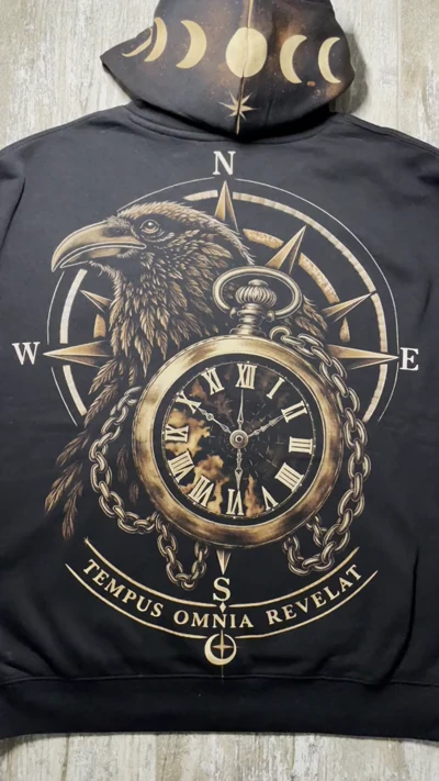 Video der vollständigen Rückseite eines schwarzen Gothic Bleach Art Hoodies mit Rabe, Taschenuhr sowie Kapuzen und Ärmeldesigns