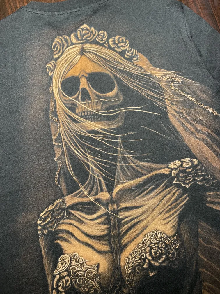 Schrägansicht eines T-Shirts mit Skelettbraut-Bleach-Art-Motiv auf der Rückseite
