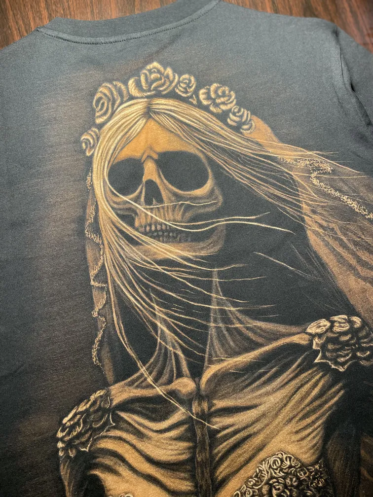 Detailaufnahme einer Skelettbraut-Illustration im gothischen Bleach-Art-Stil