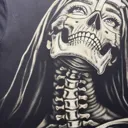 Video zeigt Skelett Nonne Bleach Art Design auf Oversize T-Shirt bei natürlichem Licht